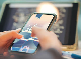 Fondos siendo retirados y transferidos a través de un proceso transparente que un inversor verifica