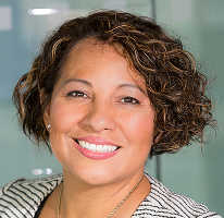 Claire Ashford, directora de cumplimiento y especialista financiera, retrato